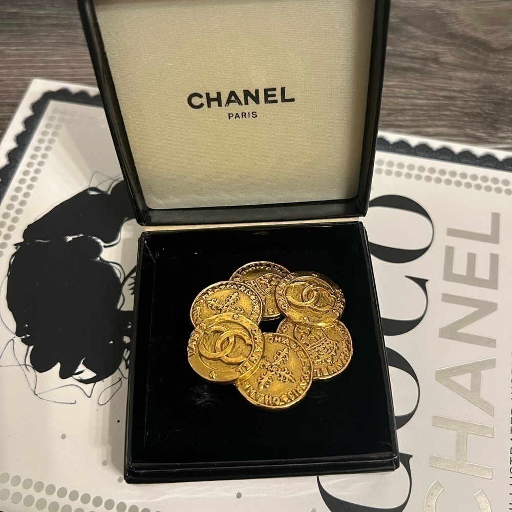RARE! Chanel Vintage CC Medallion Brooch - Picture 1 of 7